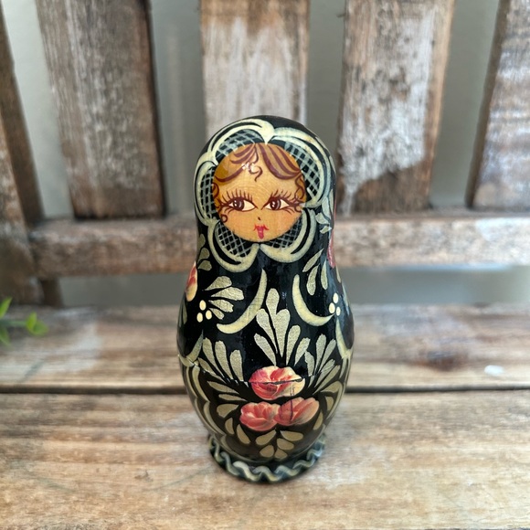 Vintage Hand Painted Wooden Russian Nesting Dolls Set of 5 - Picture 2 of 4